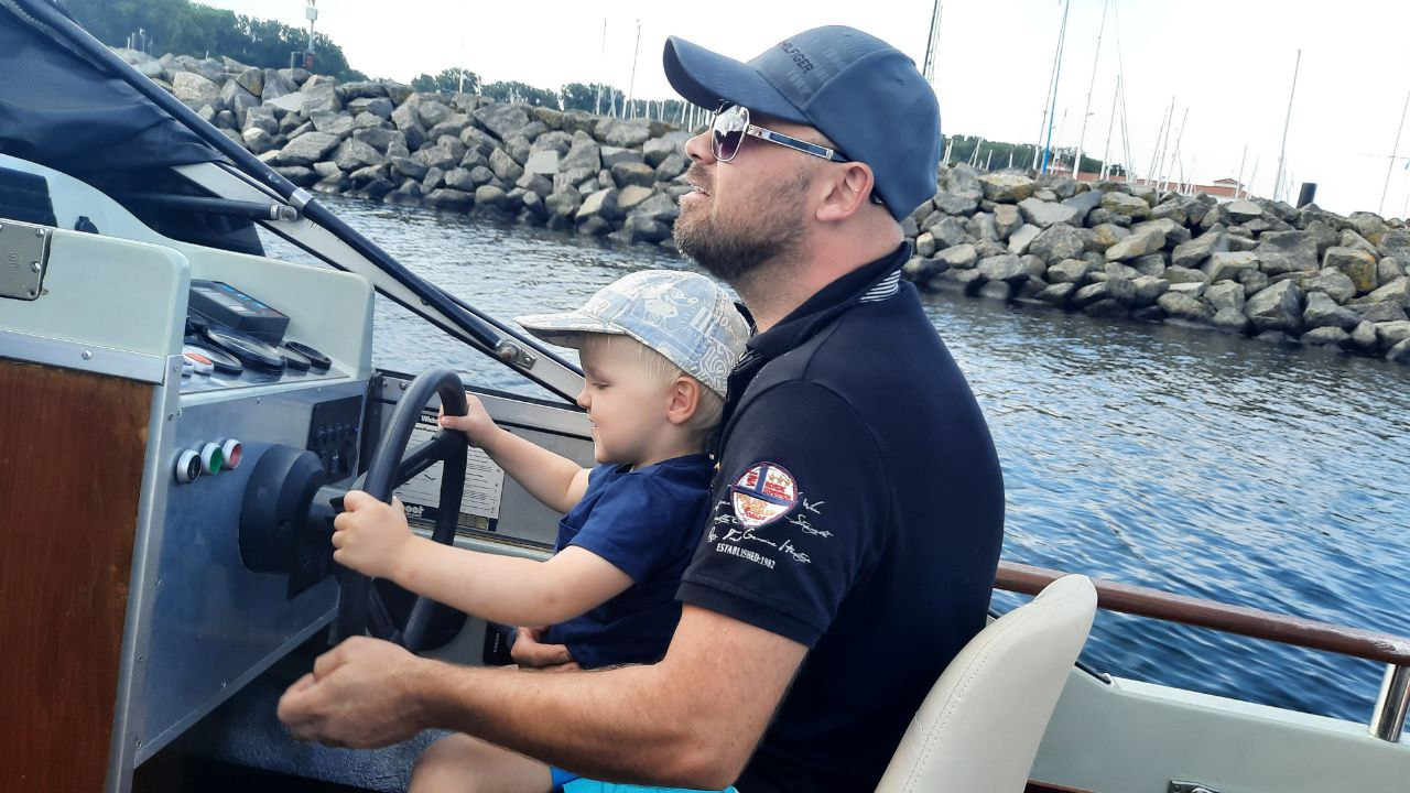 Juri beim Bootsfahren mit seinem Sohn